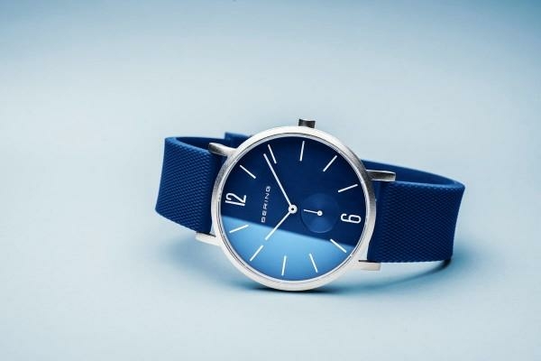 Bering Auróra kék szilikon szíjas óra fehér mutatókkal 16940-799