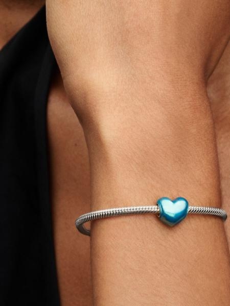 Pandora ékszer Fémes világoskék szív charm 793337C06