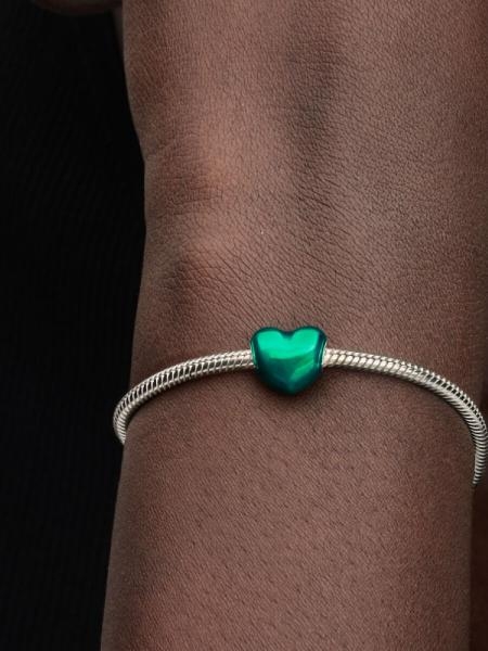 Pandora ékszer Fémes zöld szív charm 793337C07