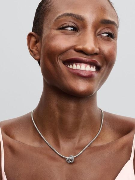 Pandora ékszer Pávé végtelen csomó ezüst charm 793771C01