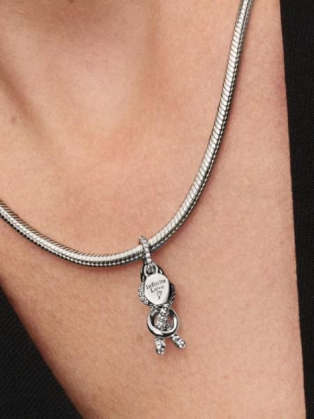 Pandora ékszer Pávé végtelen csomó függő ezüst charm 793780C01