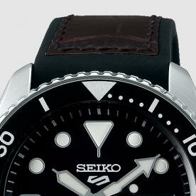 Seiko 5 Sports fekete számlapos barna szilikon szíjas férfi óra SRPD55K2