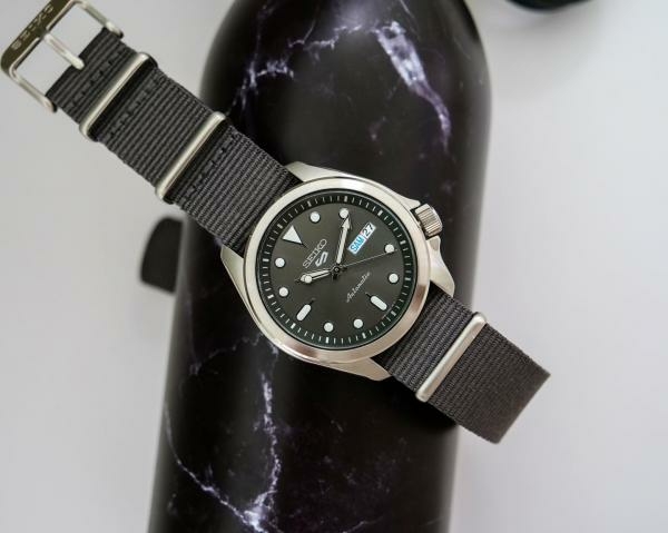 Seiko 5 Sports Style szürke automata férfi óra SRPE61K1