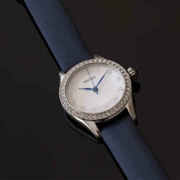 Seiko Kék bőrszíjas női óra kristályokkal SUR385P2