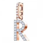 Swarovski R betű rozé charm 5437617