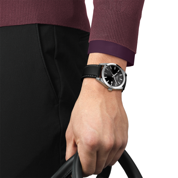 Tissot Gentleman fekete számlapos bőrszíjas quartz férfi óra T1274101605100