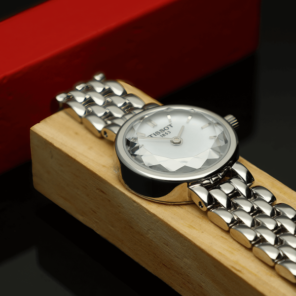 Tissot Lovely Round csiszolt üveges női karóra T1400091111100