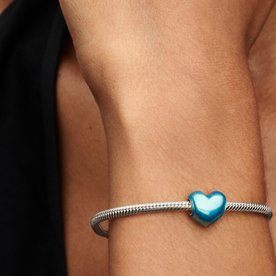 Pandora ékszer Fémes világoskék szív charm 793337C06