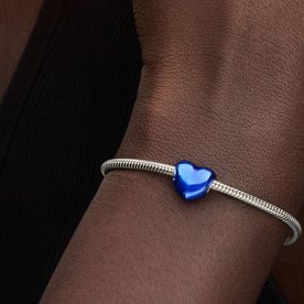 Pandora ékszer Fémes sötétkék szív charm 793337C05