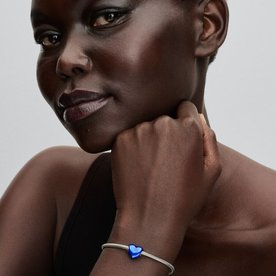 Pandora ékszer Fémes sötétkék szív charm 793337C05