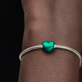 Pandora ékszer Fémes zöld szív charm 793337C07