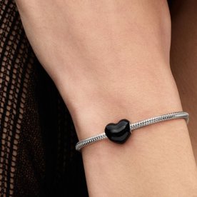 Pandora ékszer Fekete tűzzománc szív ezüst charm 793337C04