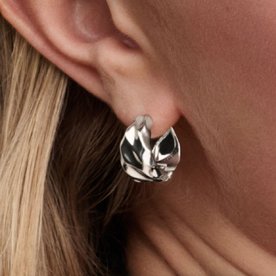 Pandora ékszer Hullámos széles ezüst fülbevaló 293874C00