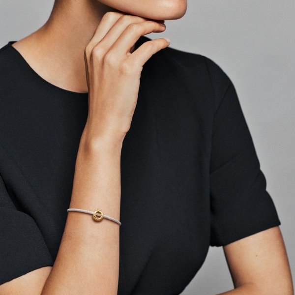 Pandora ékszer Pandora koronás O betű Shine charm 768662C00