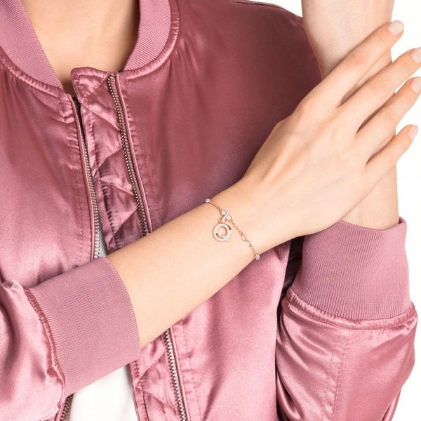 Swarovski Q betű rozé charm 5437628