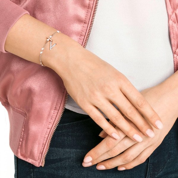Swarovski V betű rozé charm 5437610