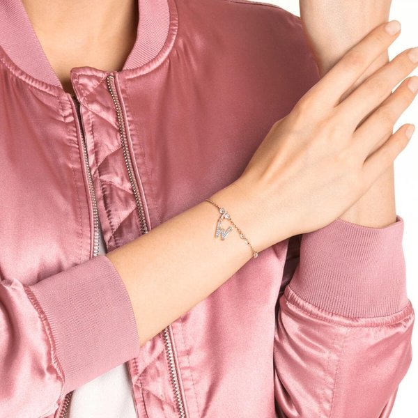 Swarovski W betű rozé charm 5440422