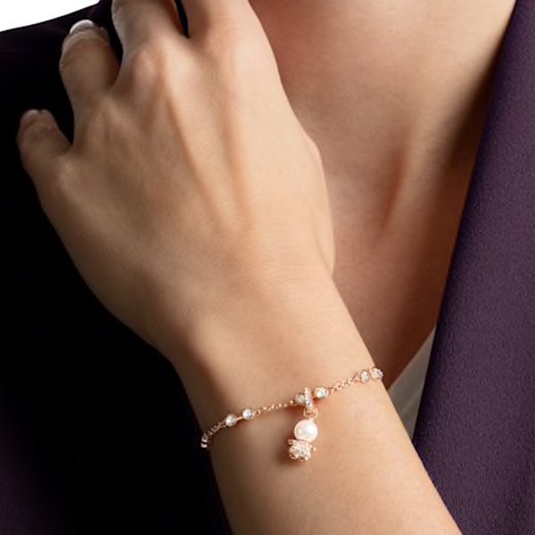 Swarovski Kislány rozé charm 5468570