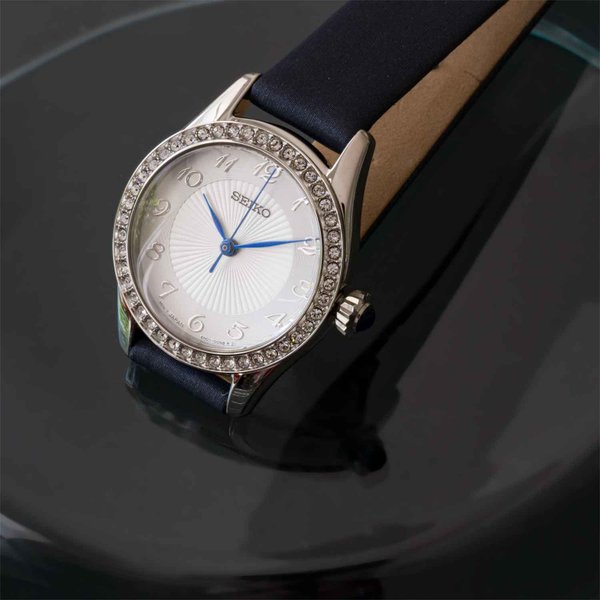Seiko Kék bőrszíjas női óra kristályokkal SUR385P2