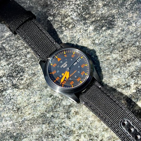 Seiko 5 Sports Street Style fekete titán férfi óra SRPH33K1