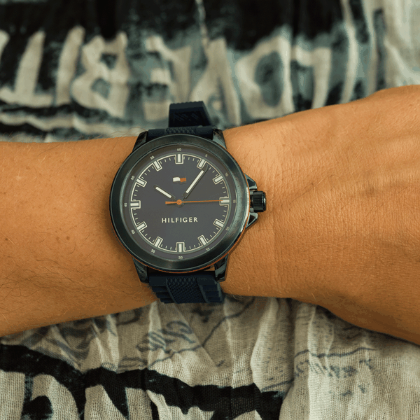 Tommy Hilfiger Nelson sötétkék szilikon szíjas férfi óra 1792022