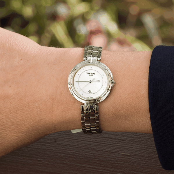 Tissot Flamingo gyémánt indexes gyöngyház női karóra T0942101111601