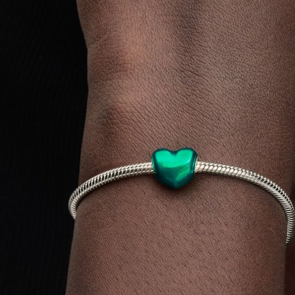 Pandora ékszer Fémes zöld szív charm 793337C07