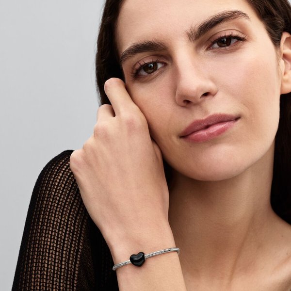 Pandora ékszer Fekete tűzzománc szív ezüst charm 793337C04
