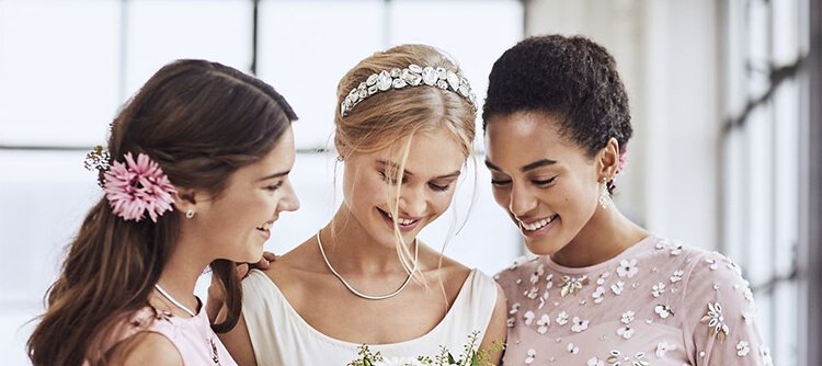 Ajándék a koszorúslányoknak – a menyasszonytól?