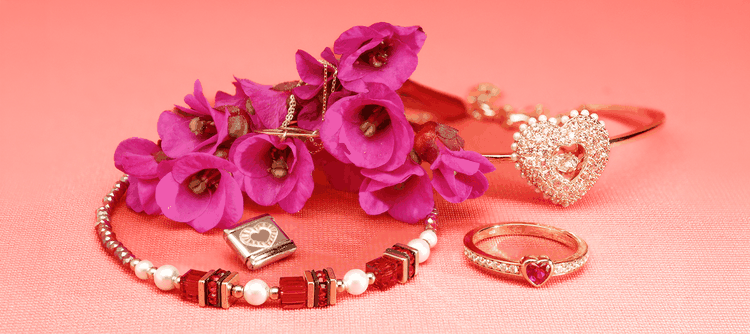 Anyák napi ajándékötletek – ékszerek és órák, amiknek igazán örülni fog