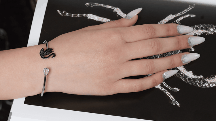 Swarovski Ruthénium bevonatú hattyús karkötő