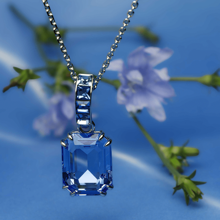 Swarovski Millenia ezüst színű nyaklánc kék kristállyal