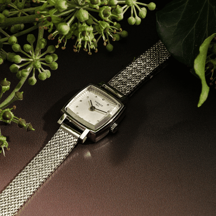 Tissot Lovely ezüst színű női karóra gyémántokkal Tissot Lovely négyszögletes ezüst színű női karóra gyémántokkal