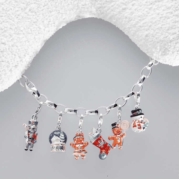 Thomas Sabo karácsonyi kollekció diótörővel és mézeskalács charmokka Thomas Sabo karácsonyi kollekció charmjai diótörővel, hógömbbel, mézeskalács figurákkal, zoknival és hóemberrel.