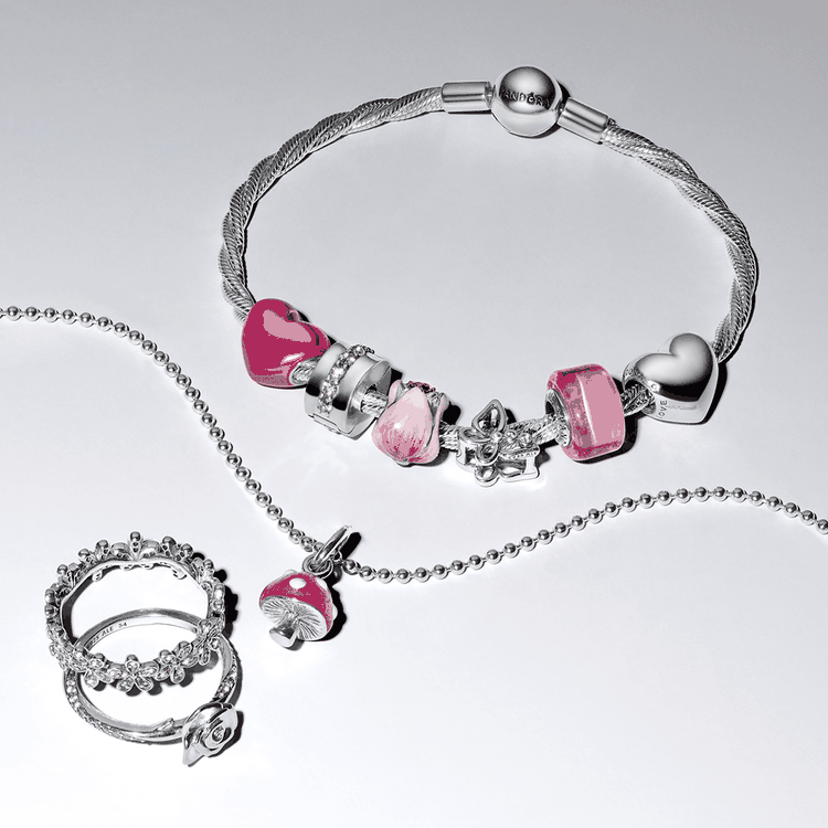 Pandora különleges charmok ikonikus részletekkel Pandora karkötő különleges, történetmesélő charmokkal, ikonikus formákkal és gazdag kidolgozással