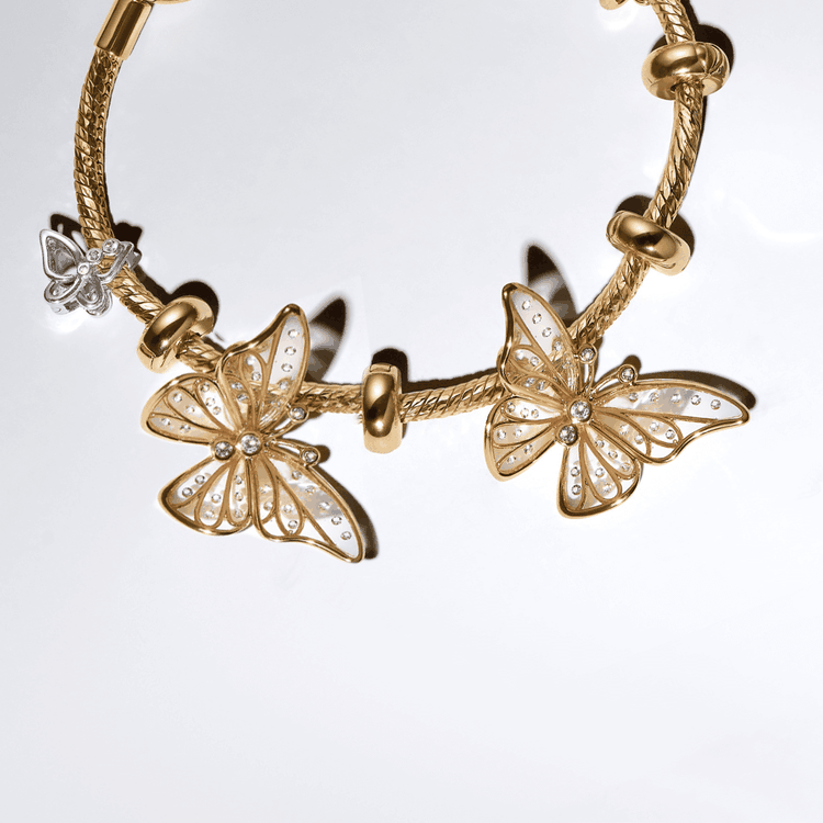 Pandora pillangó charmok – finom elegancia Pandora pillangó motívumos charmok arany tónusban, nőies formákkal és finoman csillogó részletekkel