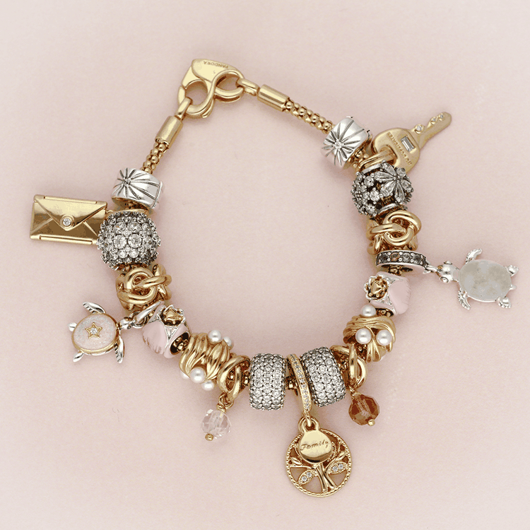 Pandora Moments Shine karkötő köves charmokkal Pandora Moments Shine karkötő arany tónusban boríték, teknős és családfa charmokkal