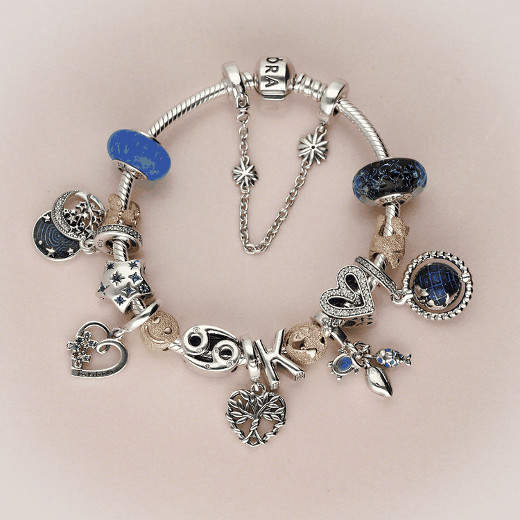 Pandora Moments ezüst karkötő kék charmokkal Pandora Moments ezüst karkötő kék muránói üveg, szív és földgömb charmokkal