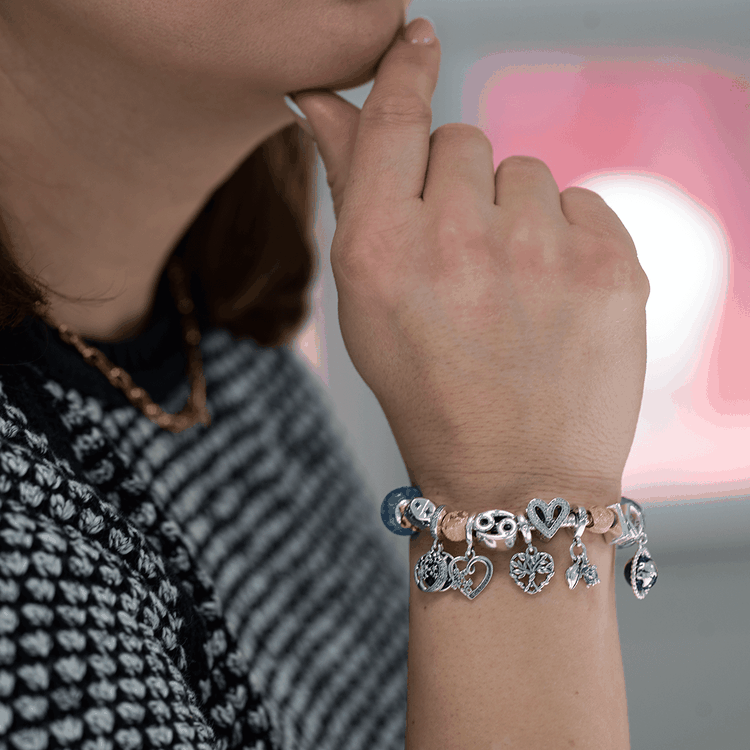 Pandora Moments ezüst karkötő szimbolikus charmokkal Pandora Moments ezüst karkötő kék muránói üveggel, szív és életfa medállal viselve