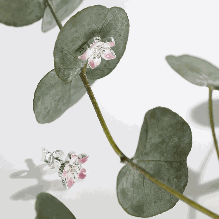 Pandora ezüst fülbevaló rózsaszín cseresznyevirág motívummal finom, tavaszi stílusban