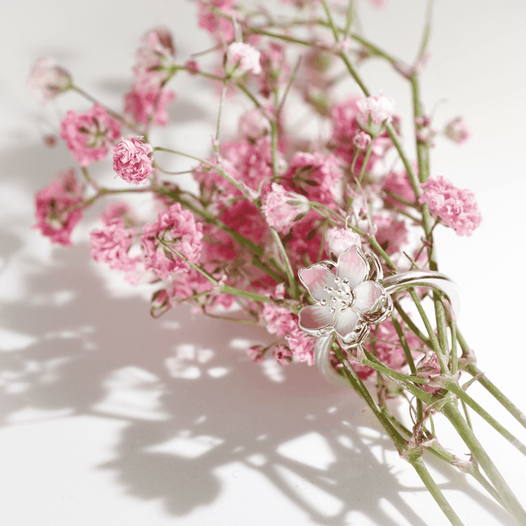 Pandora ezüst gyűrű rózsaszín cseresznyevirág motívummal romantikus, tavaszi hangulatban