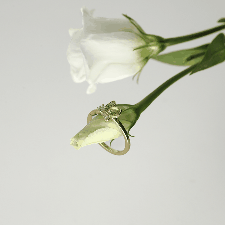 Pandora Shine arany gyűrű méhecske motívummal és sárga kővel romantikus stílusban