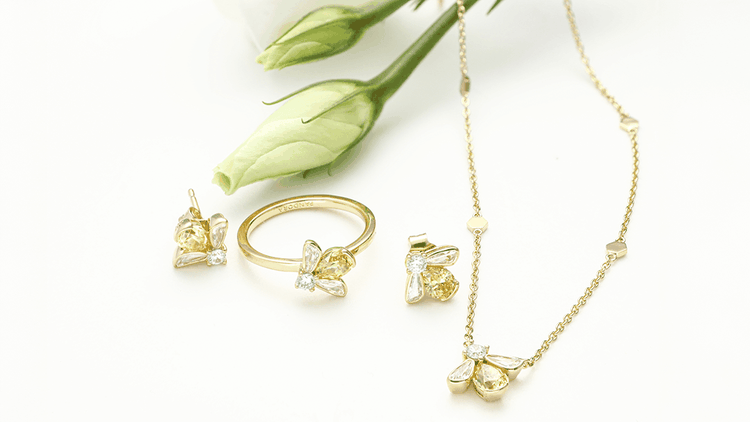 Pandora Shine nyaklánc, gyűrű és fülbevaló méhecske motívummal arany színben