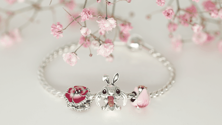 Pandora Moments ezüst karkötő virág és nyuszi motívumú charmokkal romantikus stílusban
