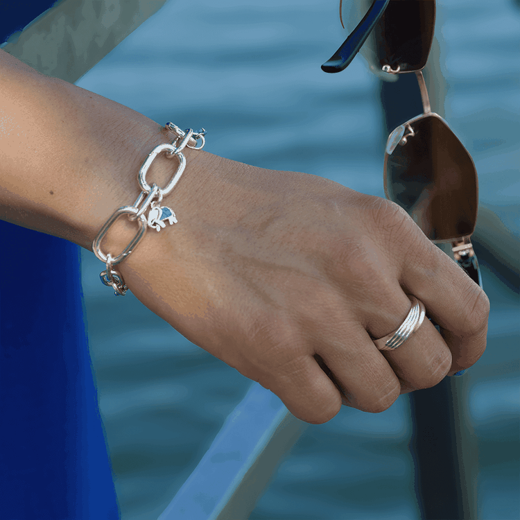 Ezüst láncszemes karkötő apró teknős charmmal és karikás zárral