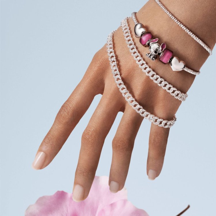 Pandora ezüst karkötő Stitch charmmal, rózsaszín muránói üveggel és szív elemekkel