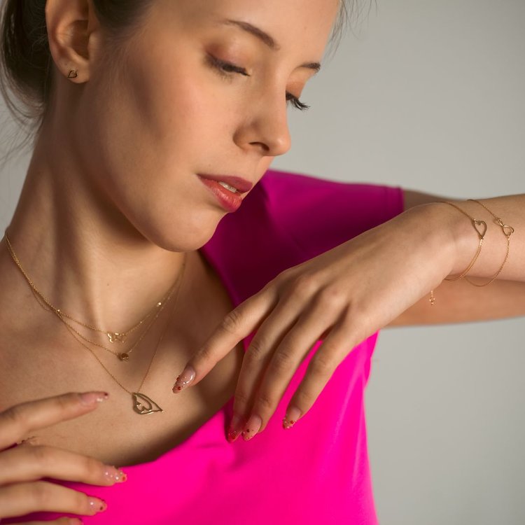 Jackie arany nyaklánc és karkötő szett szív motívummal, rétegezve viselve