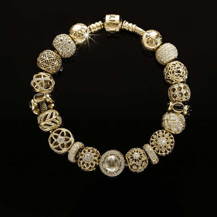Pandora arany charm karkötő díszes kristályos és áttört charmokkal