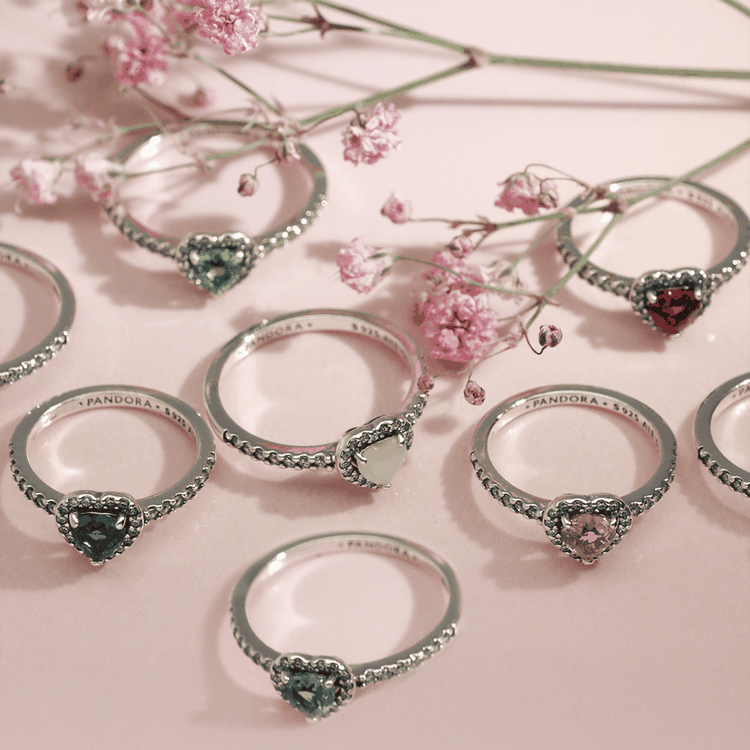 Pandora gyűrűk szív alakú színes kövekkel, elegáns ezüst ékszerek tavaszi kollekcióból