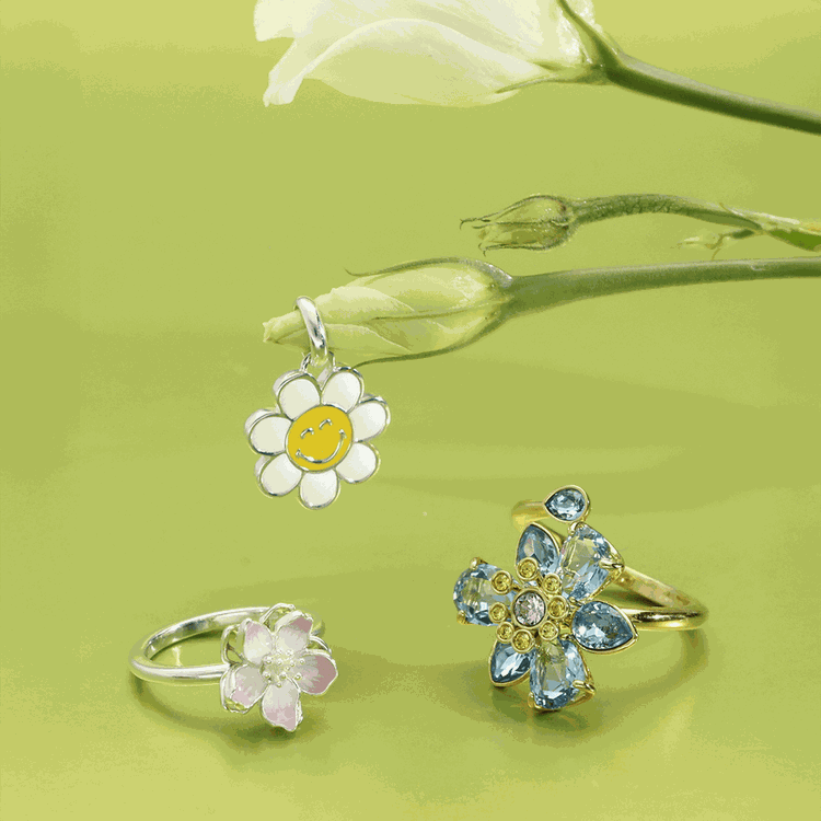 Virág formájú gyűrűk és mosolygó virág charm tavaszi ékszerkollekcióból